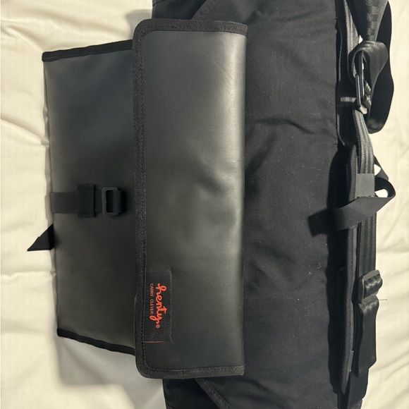 Henty CoPilot Messenger: Convertible Garment Bag, Black. Like New Condition - Picture 5 of 12